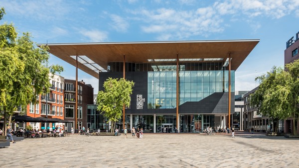 Foto van de statige glazen voorgevel van het Fries Museum. Foto van de statige glazen voorgevel van het Fries Museum.