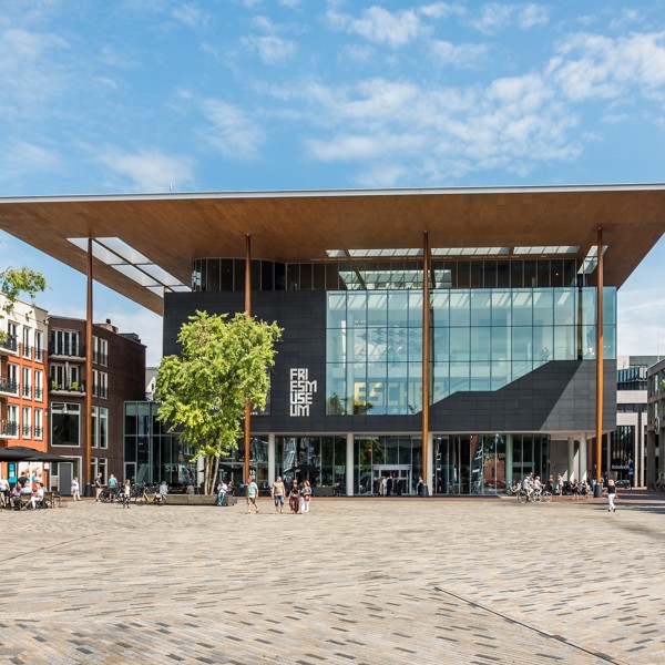 Foto van de statige glazen voorgevel van het Fries Museum. Foto van de statige glazen voorgevel van het Fries Museum.
