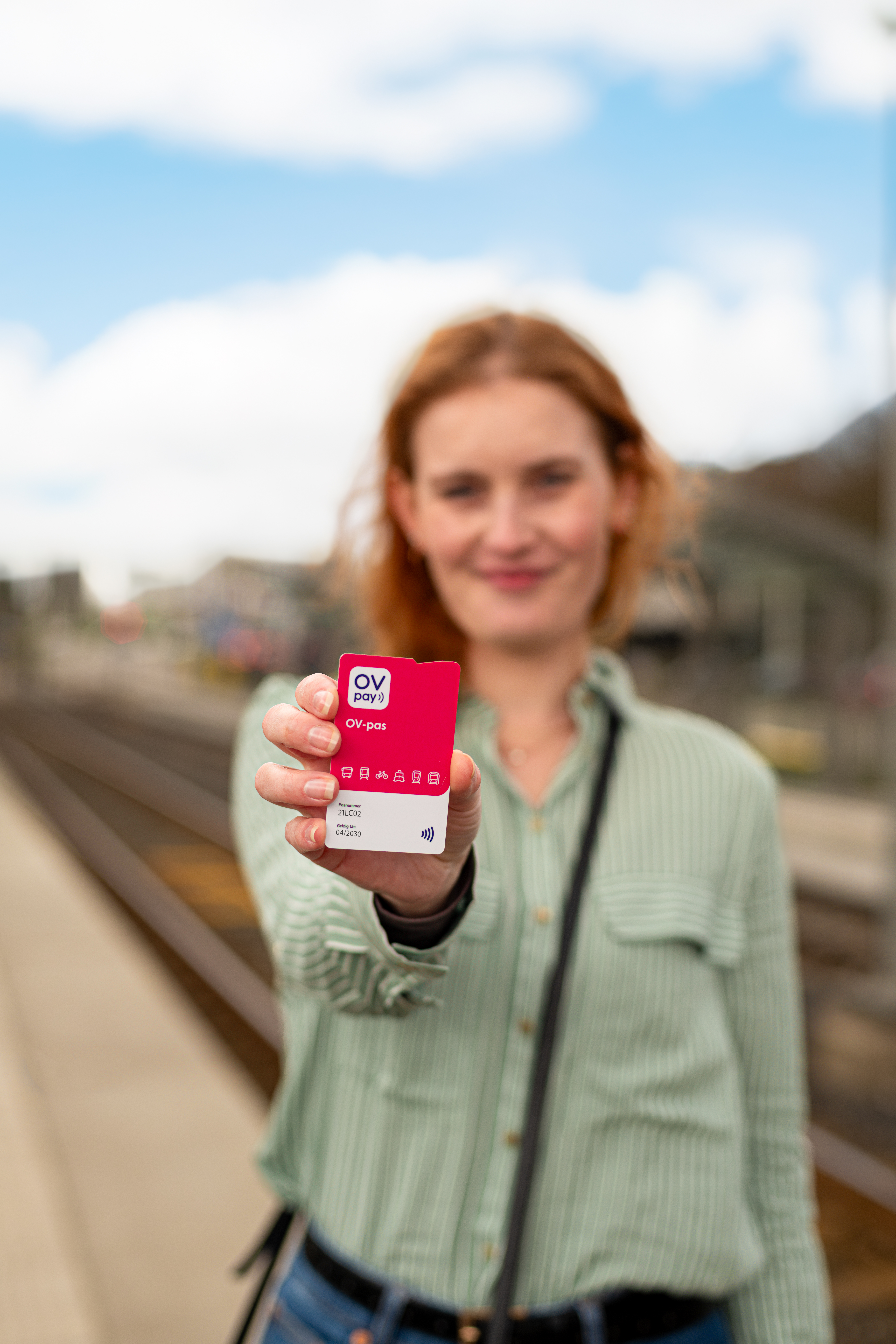 Vrouw met nieuwe OV-pas