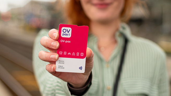 Vrouw met nieuwe OV-pas Vrouw met nieuwe OV-pas
