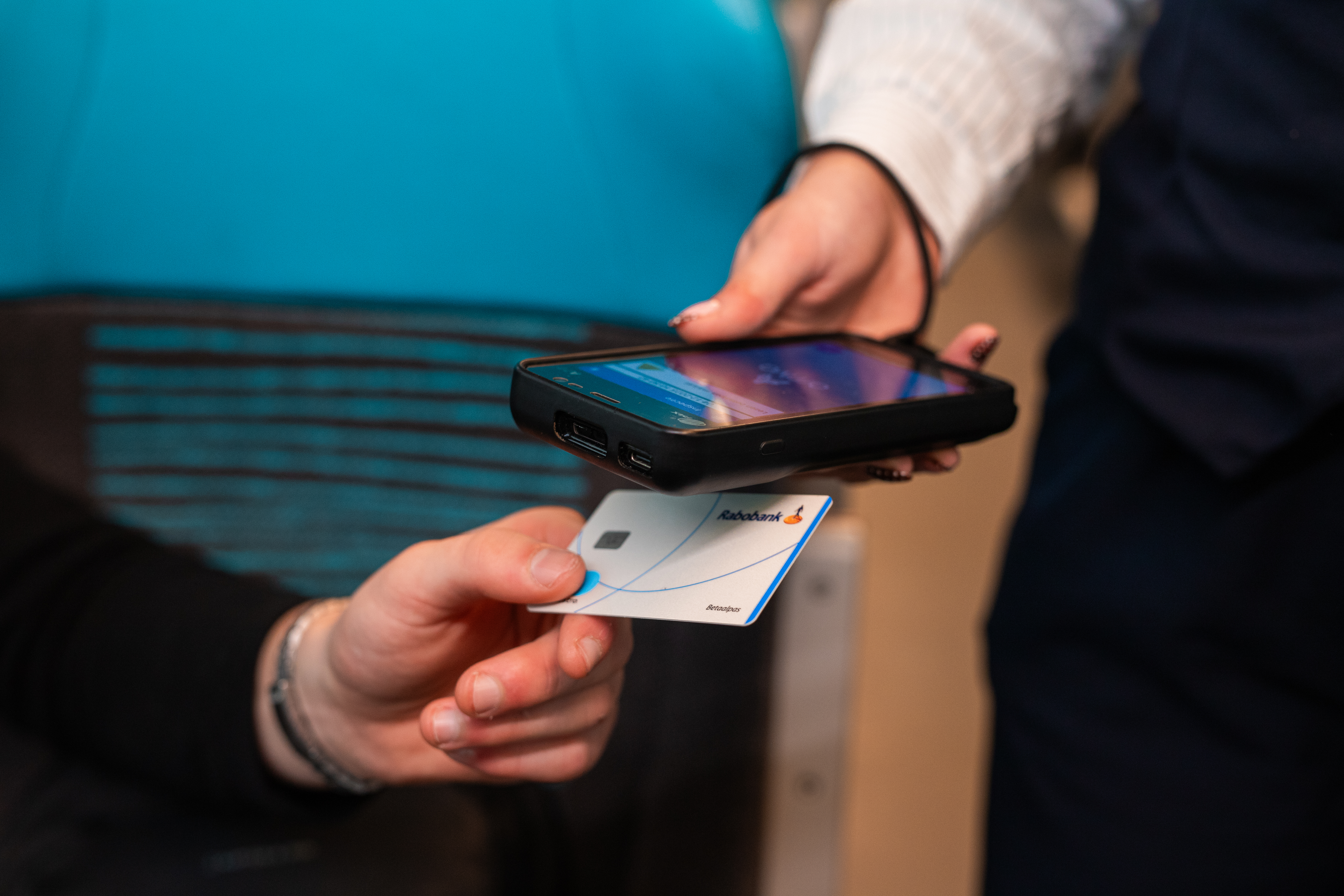 Controle door steward met betaalpas in Arriva trein