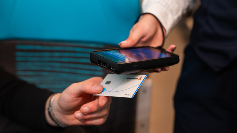 Controle door steward met betaalpas in Arriva trein Controle door steward met betaalpas in Arriva trein