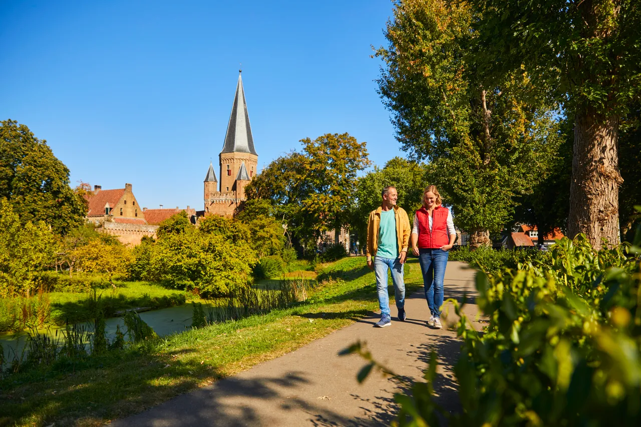 foto van twee wandelende mensen in een Zutphens landschap