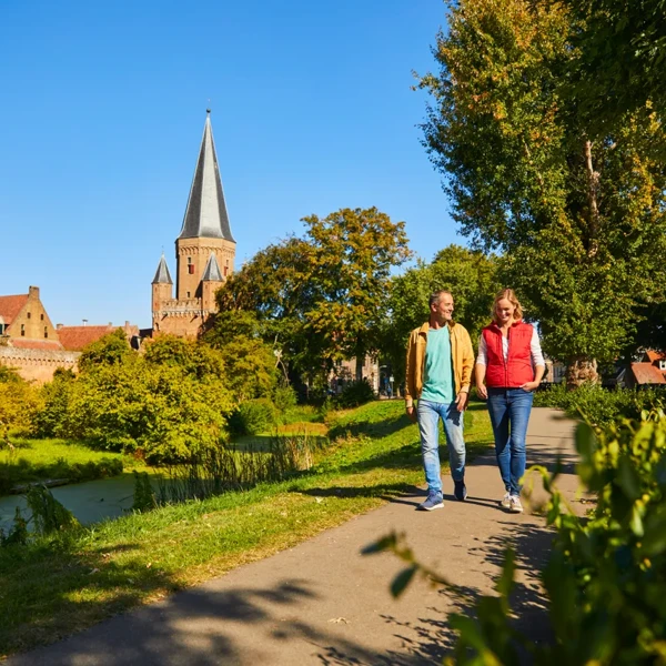 foto van twee wandelende mensen in een Zutphens landschap foto van twee wandelende mensen in een Zutphens landschap