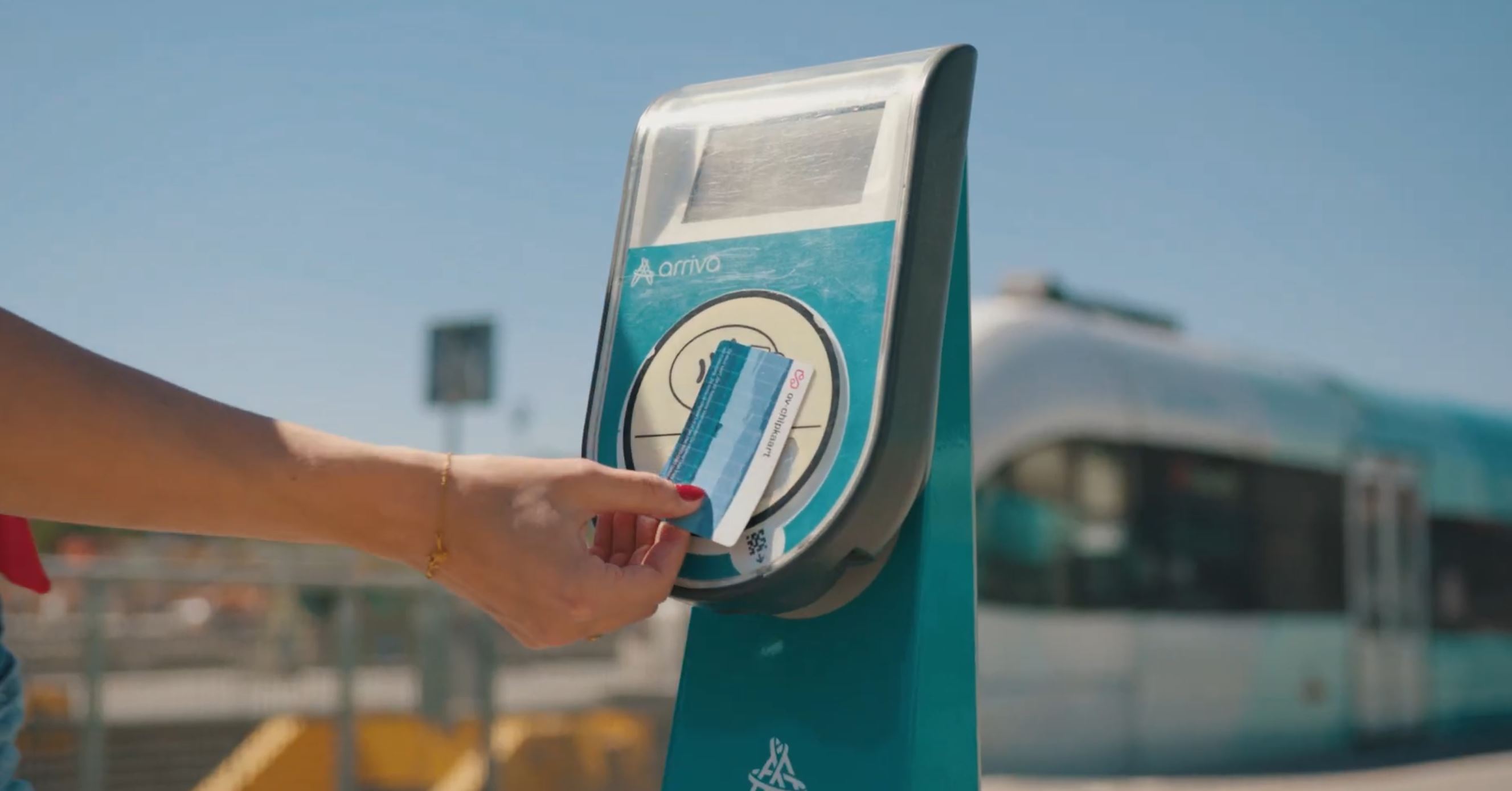 dame checkt in op station Groningen