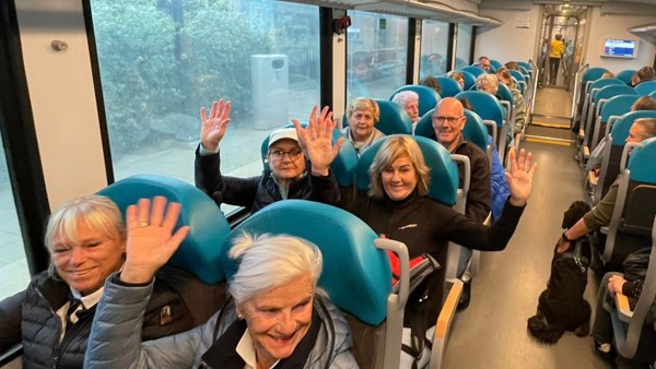 Deelnemers van TodN zitten in Arriva trein en zwaaien Deelnemers van TodN zitten in Arriva trein en zwaaien
