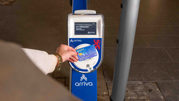 Vrouw checkt in met betaalpas op het perron Vrouw checkt in met betaalpas op het perron