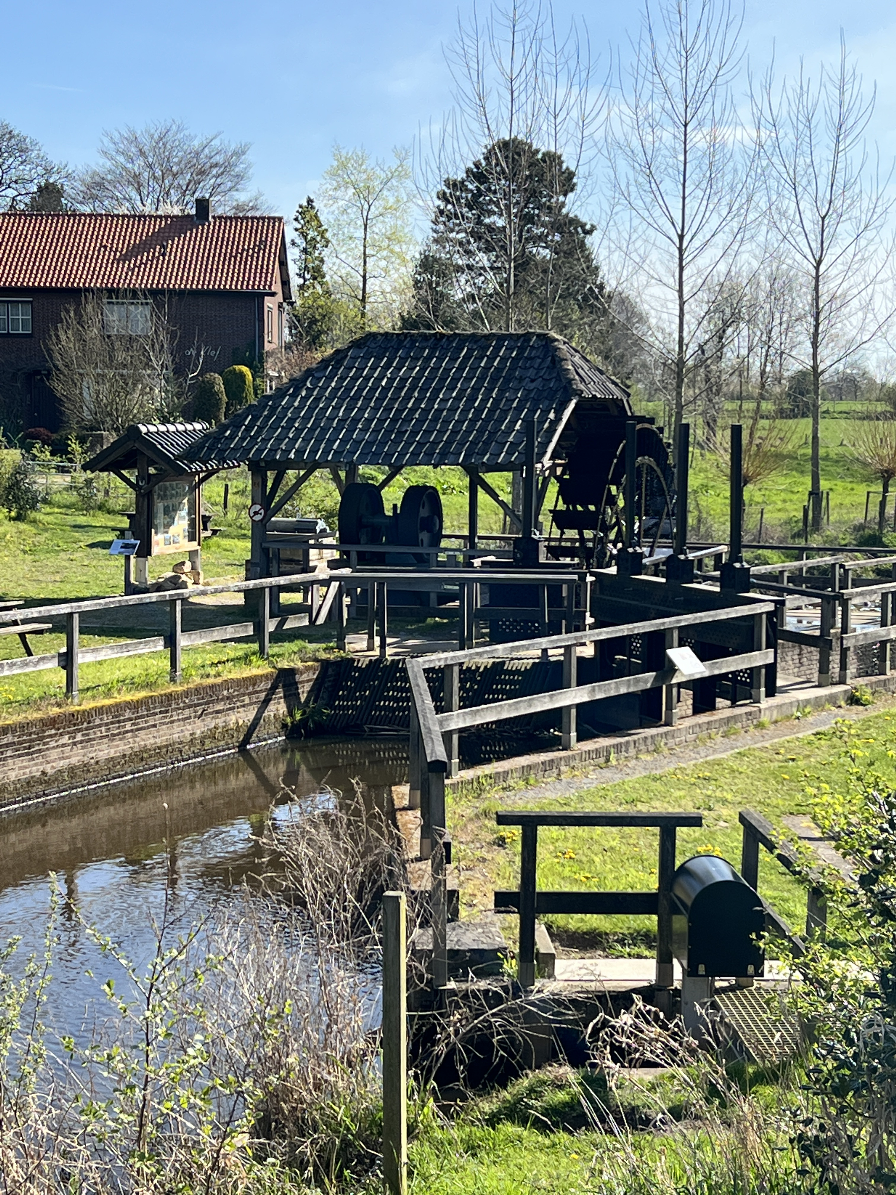 Foto van houten watermolen.