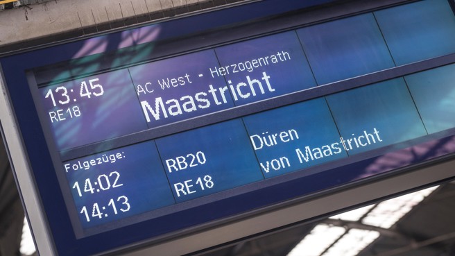 Vertrekbord op een Duits station met bestemming Maastricht en vertrek om 13.45 uur. Vertrekbord op een Duits station met bestemming Maastricht en vertrek om 13.45 uur.
