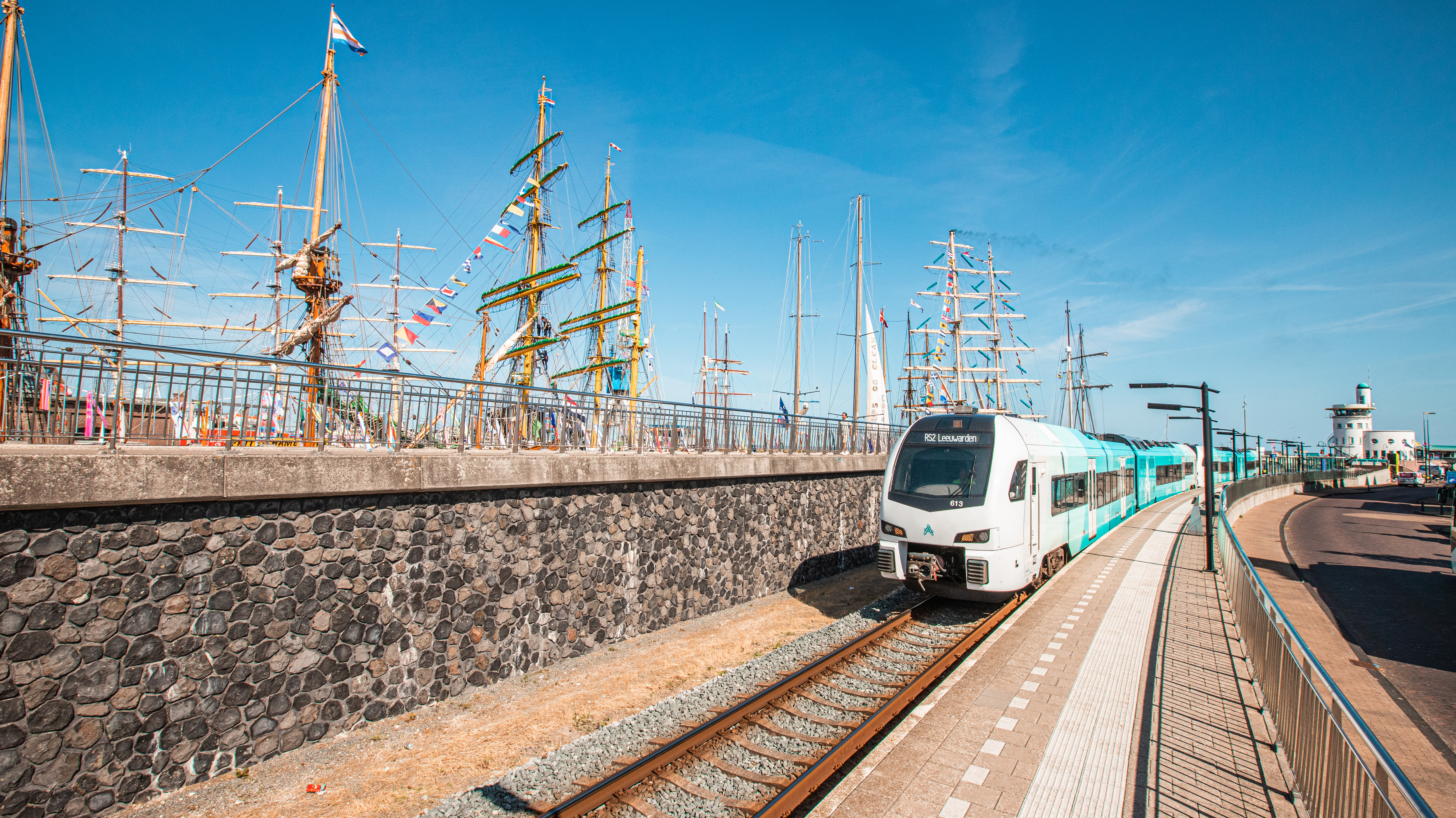 Trein vertrekt vanaf station Harlingen Haven