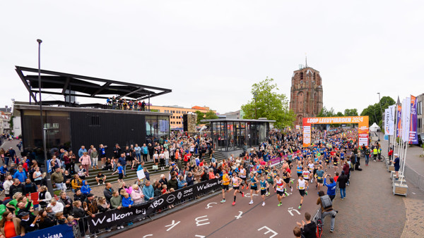 Deelnemers LOOP Leeuwarden vanaf bovenaf te zien Deelnemers LOOP Leeuwarden vanaf bovenaf te zien
