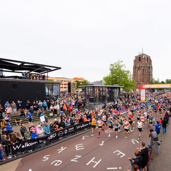 Deelnemers LOOP Leeuwarden vanaf bovenaf te zien Deelnemers LOOP Leeuwarden vanaf bovenaf te zien
