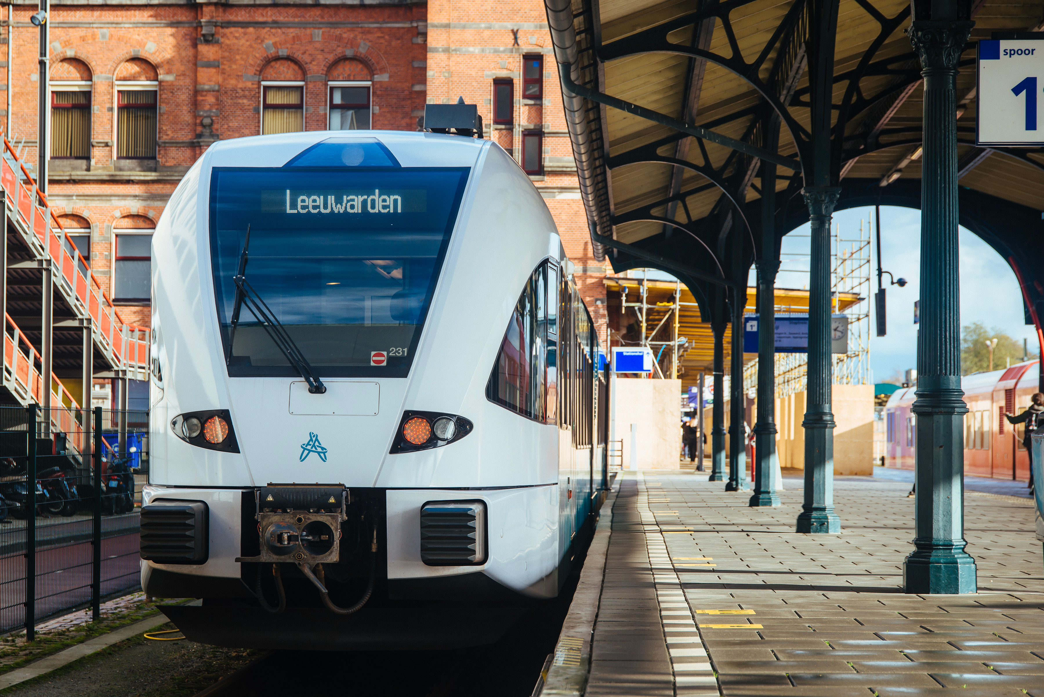 Arriva trein op het spoor op het station van Leeuwarden.