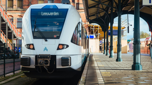 Arriva trein op het spoor op het station van Leeuwarden. Arriva trein op het spoor op het station van Leeuwarden.