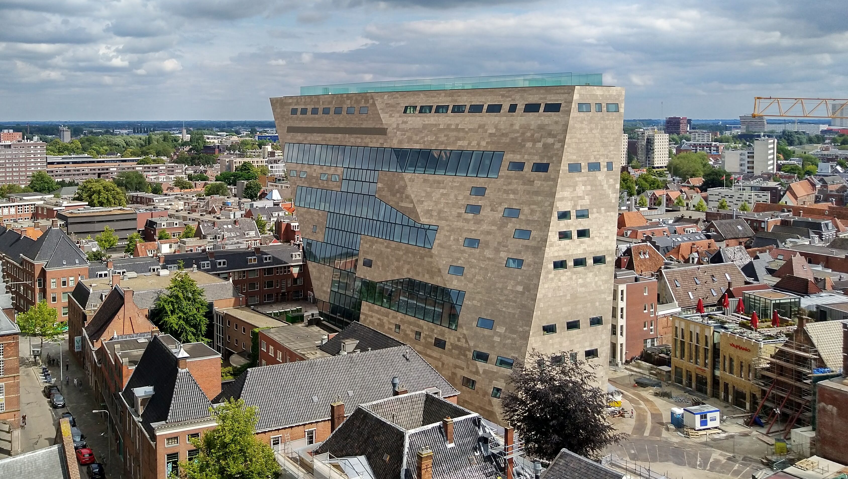 Het Groninger Forum gezien vanuit de lucht met de rest van de stad op de achtergrond.