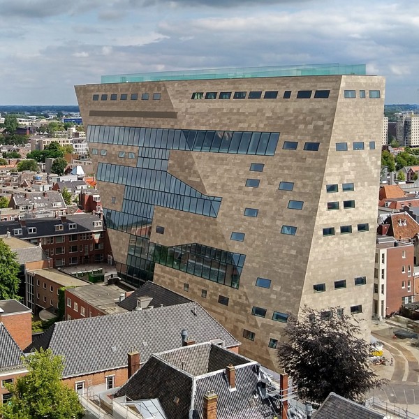 Het Groninger Forum gezien vanuit de lucht met de rest van de stad op de achtergrond. Het Groninger Forum gezien vanuit de lucht met de rest van de stad op de achtergrond.