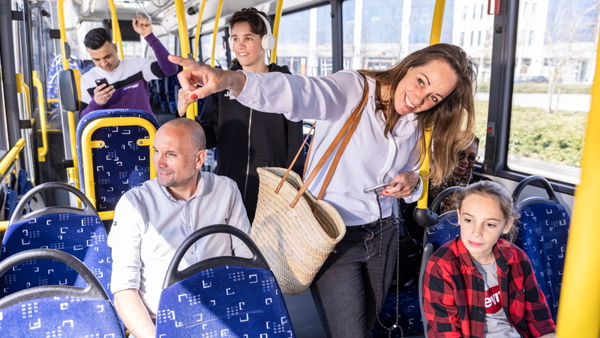 Reizigers in een bus van Arriva, een van hen wijst naar buiten, de rest kijkt. Reizigers in een bus van Arriva, een van hen wijst naar buiten, de rest kijkt.