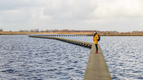 't Roegwold in provincie Groningen vrouw op een stijger op 't Roegwold in Groningen