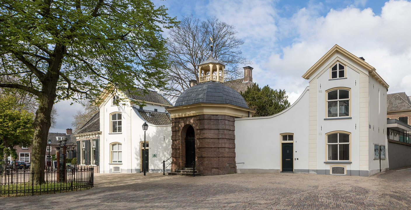 een foto van een oud gebouwencomplex met de naam Hof van Heeckeren