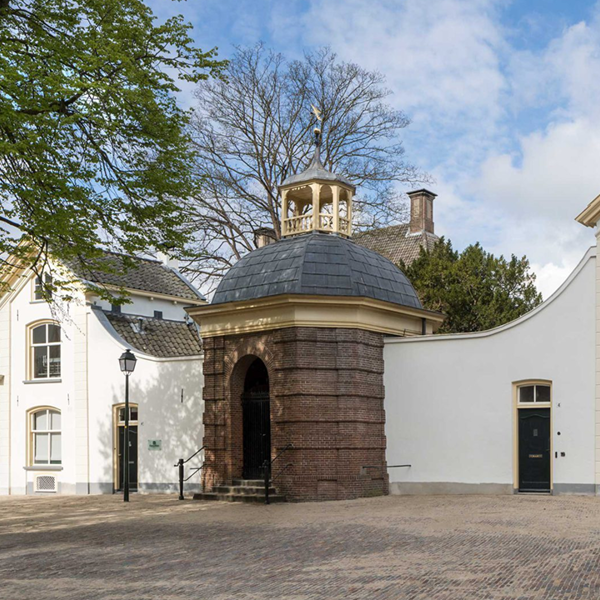 een foto van een oud gebouwencomplex met de naam Hof van Heeckeren een foto van een oud gebouwencomplex met de naam Hof van Heeckeren