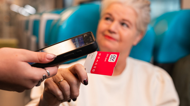 Dame met OVpay pas wordt gecontroleerd door steward in Arriva trein Dame met OVpay pas wordt gecontroleerd door steward in Arriva trein