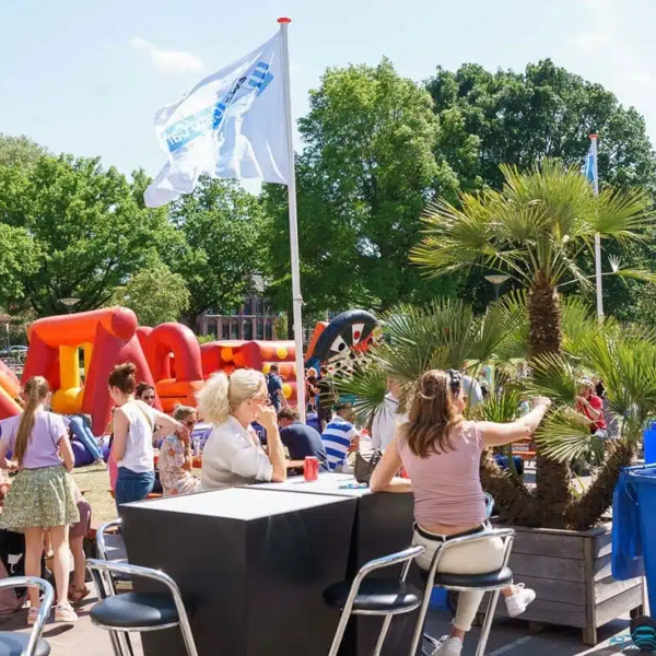 Kinderen zitten rondom een luchtkussen tijdens de Venloop. Kinderen zitten rondom een luchtkussen tijdens de Venloop.
