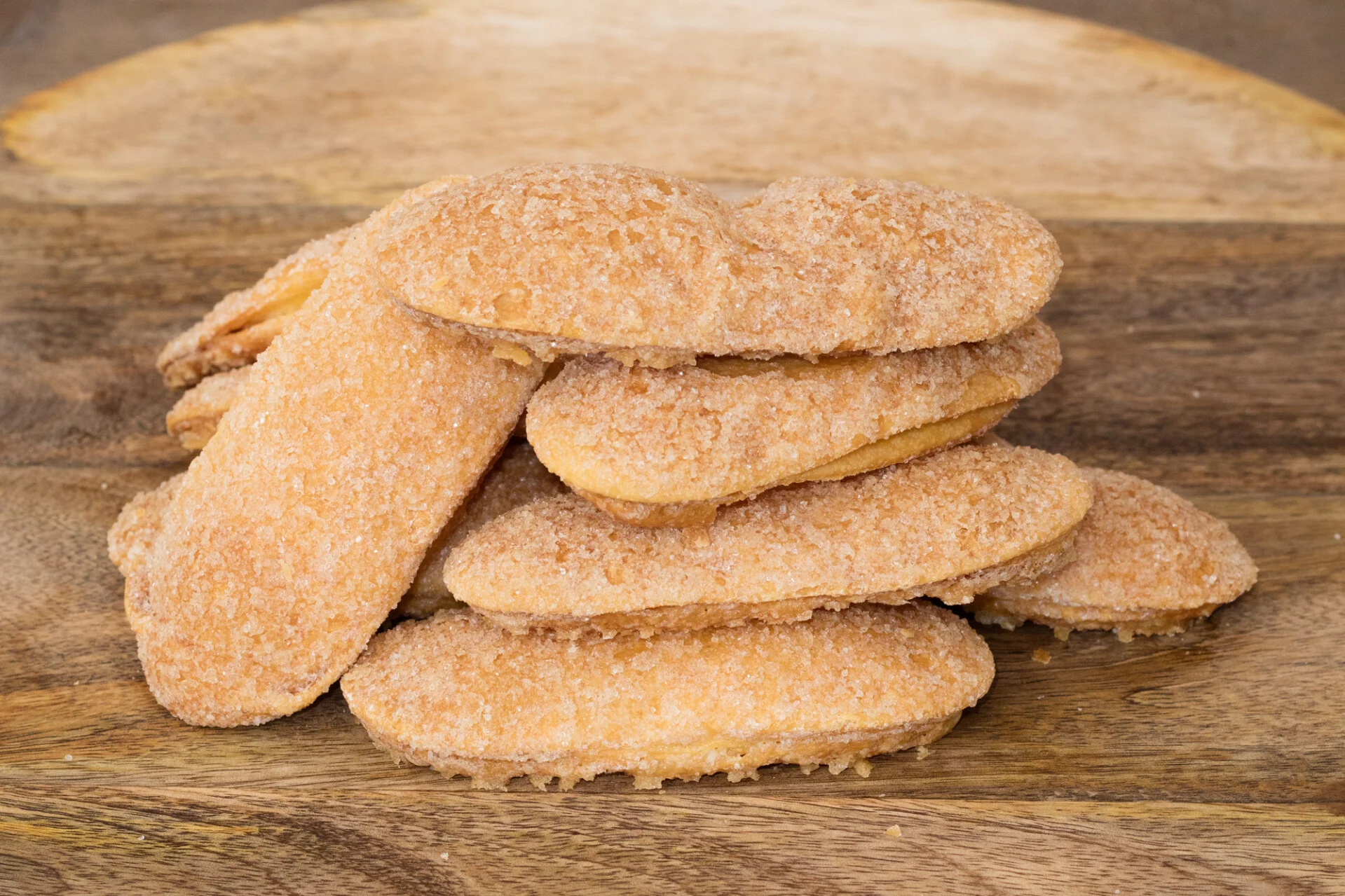 een stapel koeken met suiker die de naam Arnhemse Meisjes krijgen