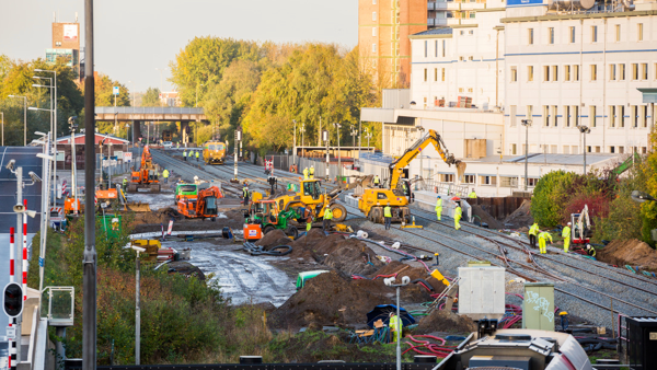Grootse werkzaamheden met veel voertuigen en mensen aan het spoor in stad Groningen met fabriek Niemeijer op de achtergrond. Grootse werkzaamheden met veel voertuigen en mensen aan het spoor in stad Groningen met fabriek Niemeijer op de achtergrond.