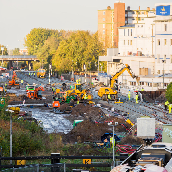 Grootse werkzaamheden met veel voertuigen en mensen aan het spoor in stad Groningen met fabriek Niemeijer op de achtergrond. Grootse werkzaamheden met veel voertuigen en mensen aan het spoor in stad Groningen met fabriek Niemeijer op de achtergrond.