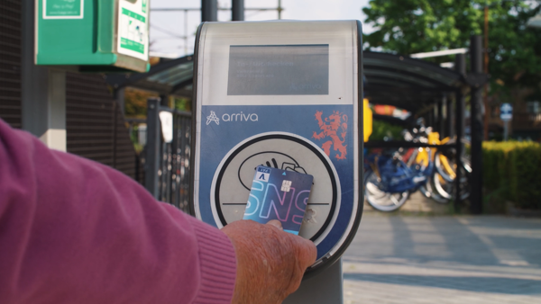 Man Checkt Uit Met Betaalpas Ovpay Man Checkt Uit Met Betaalpas Ovpay