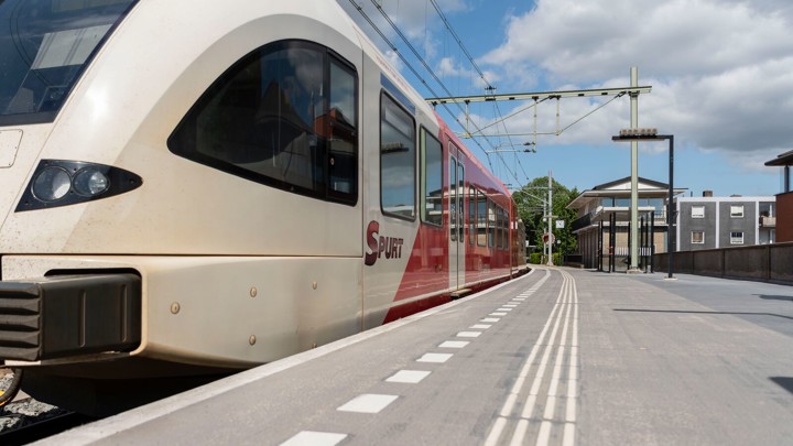 Roodwitte Arriva-trein staat stil met dichte deuren aan het perron van station Zutphen. Roodwitte Arriva-trein staat stil met dichte deuren aan het perron van station Zutphen.