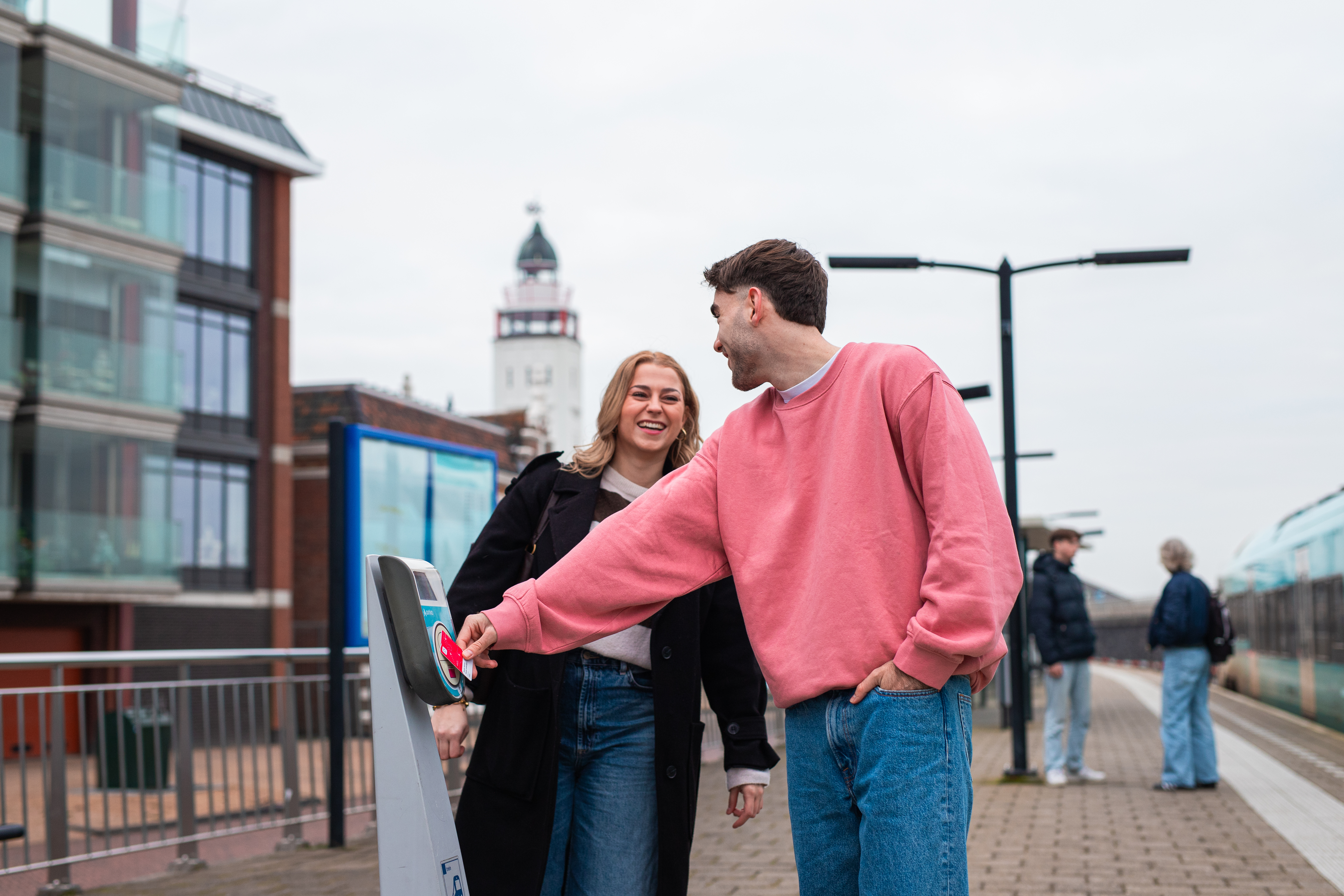 Man checkt in met OVpay pas bij incheck paal op station Harlingen Haven
