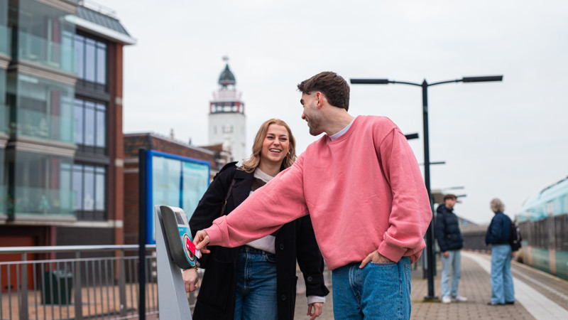 Man checkt in met OVpay pas bij incheck paal op station Harlingen Haven Man checkt in met OVpay pas bij incheck paal op station Harlingen Haven