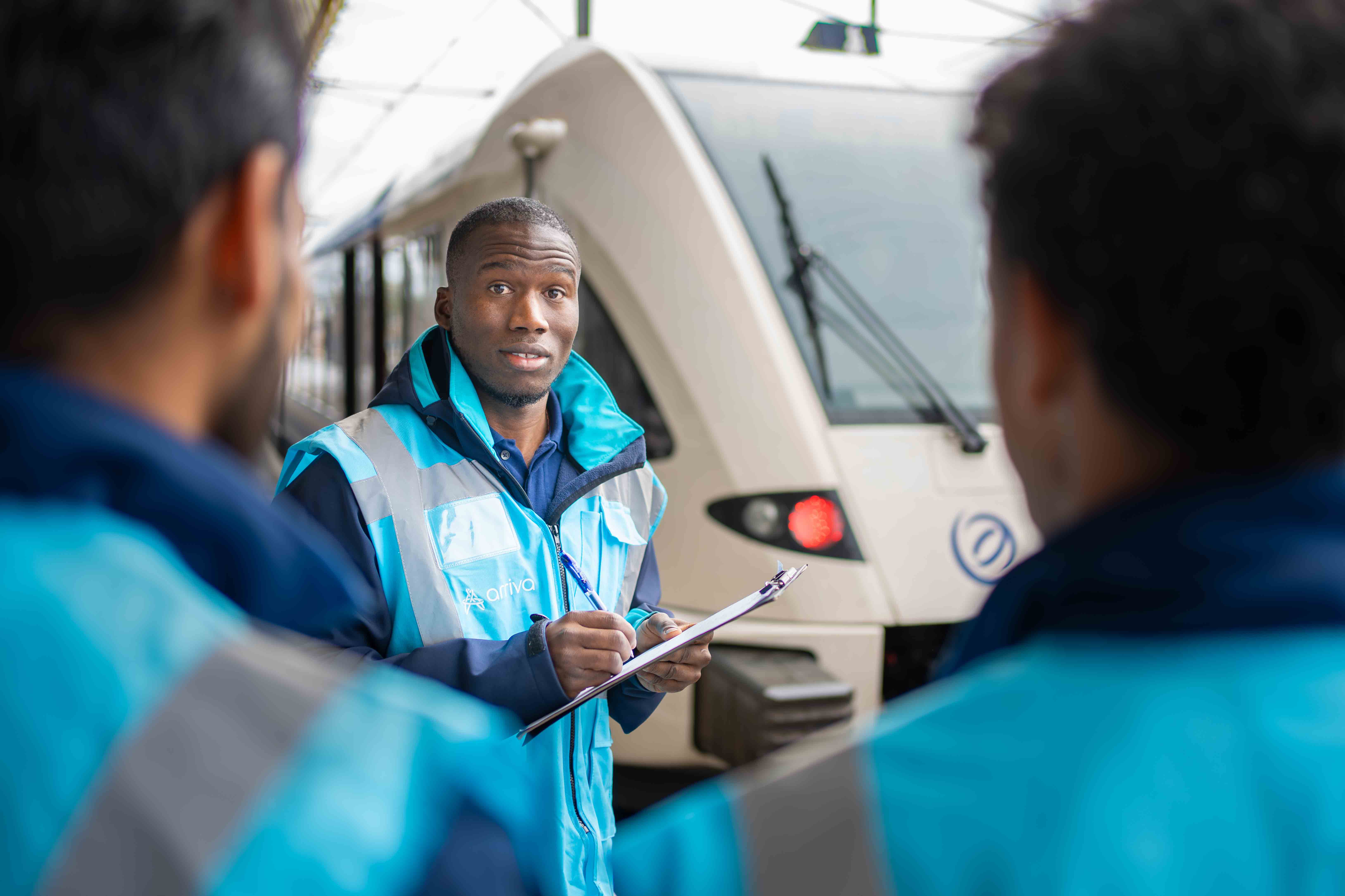 ServiceTeam-medewerker Bubacarr Jallow is aan het bij een Arriva-trein 