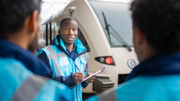 ServiceTeam-medewerker Bubacarr Jallow is aan het bij een Arriva-trein ServiceTeam-medewerker Bubacarr Jallow is aan het bij een Arriva-trein