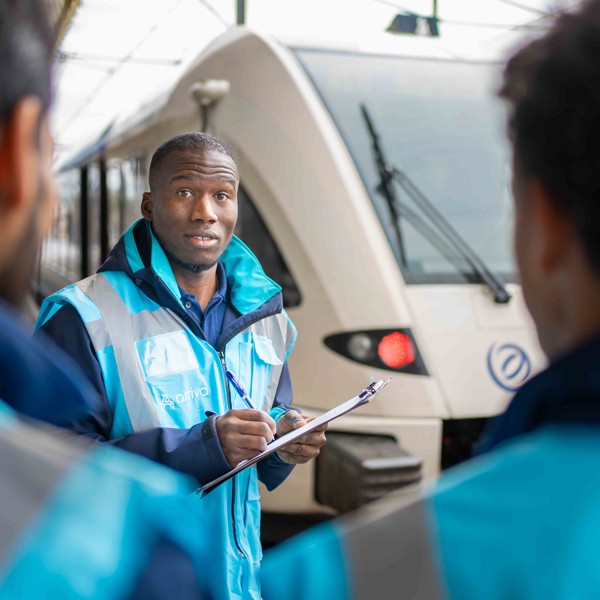 ServiceTeam-medewerker Bubacarr Jallow is aan het bij een Arriva-trein ServiceTeam-medewerker Bubacarr Jallow is aan het bij een Arriva-trein
