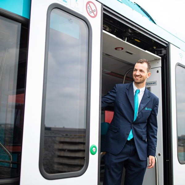 Een conducteur staat in de deuropening van een Arriva-trein. Een conducteur staat in de deuropening van een Arriva-trein.