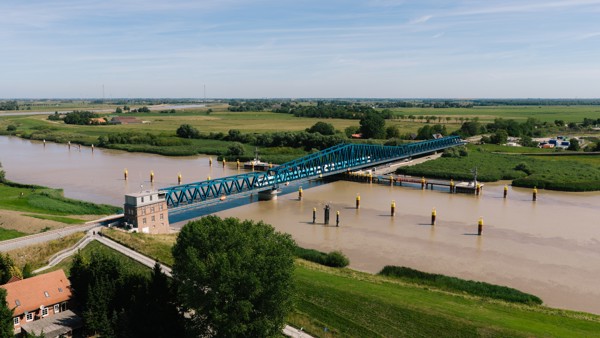Arrivatrein rijdt over de Friesenbrücke, een spoorbrug over de Eems in Duitsland Arrivatrein rijdt over de Friesenbrücke, een spoorbrug over de Eems in Duitsland