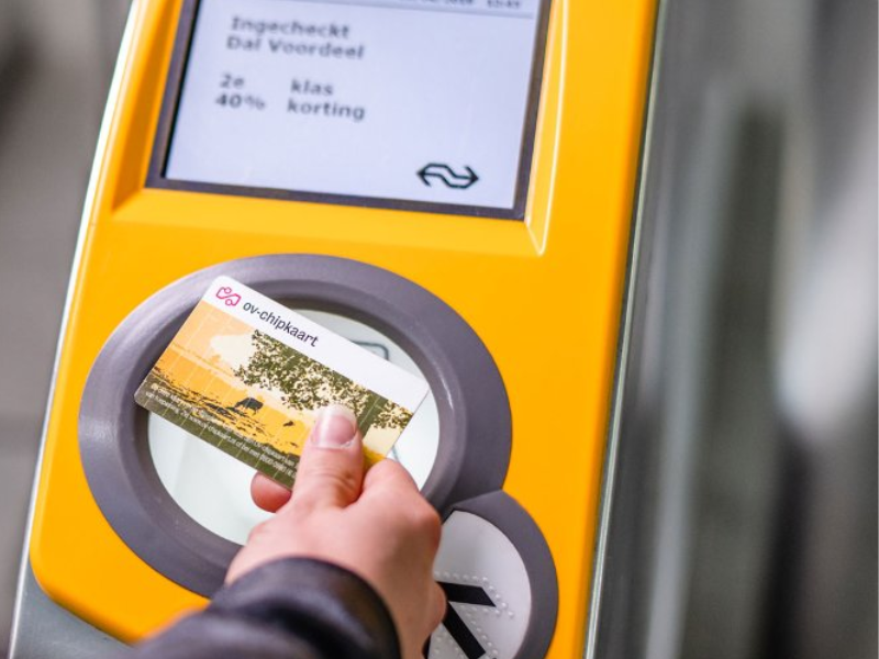 OV-chipkaart voor incheckpaal en incheckpaal geeft aan dat er is ingecheckt