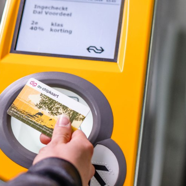 OV-chipkaart voor incheckpaal OV-chipkaart voor incheckpaal en incheckpaal geeft aan dat er is ingecheckt