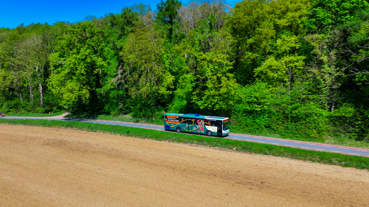 Panoramalijn rijdt door het groene, Limburgse heuvellandschap Panoramalijn rijdt door het groene, Limburgse heuvellandschap