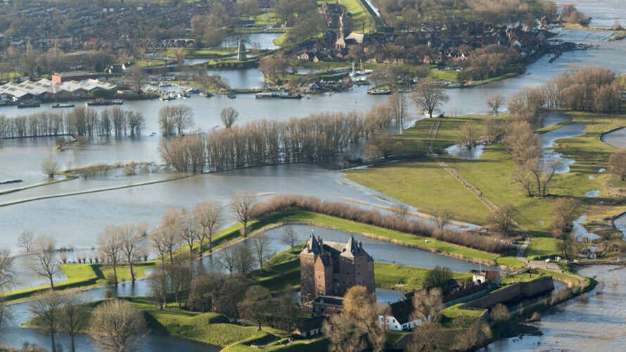 foto van een landschap waar de rivieren maas en waler elkaar kruissen