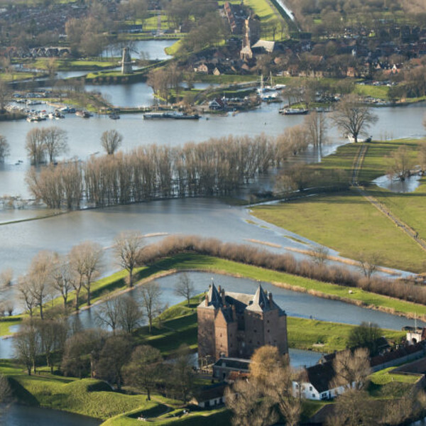 foto van een landschap waar de rivieren maas en waler elkaar kruissen foto van een landschap waar de rivieren maas en waler elkaar kruissen