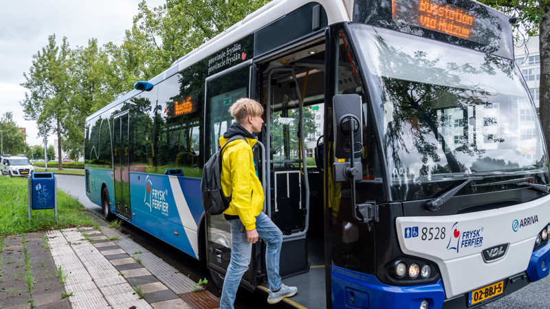Jongen stap in bus van Arriva. Jongen stap in bus van Arriva.