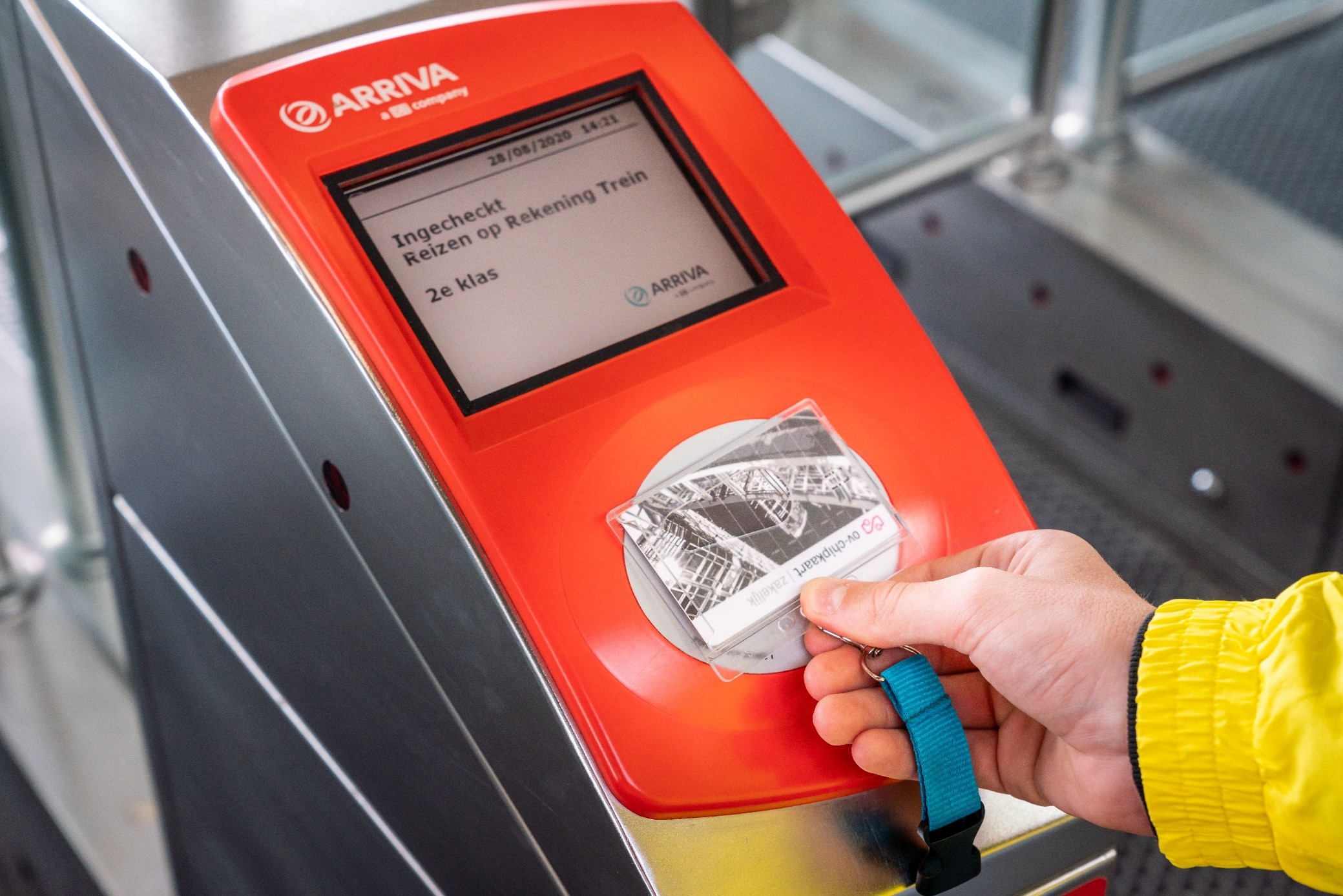 Incheckscherm van Arriva bij een poortje op een treinstation.