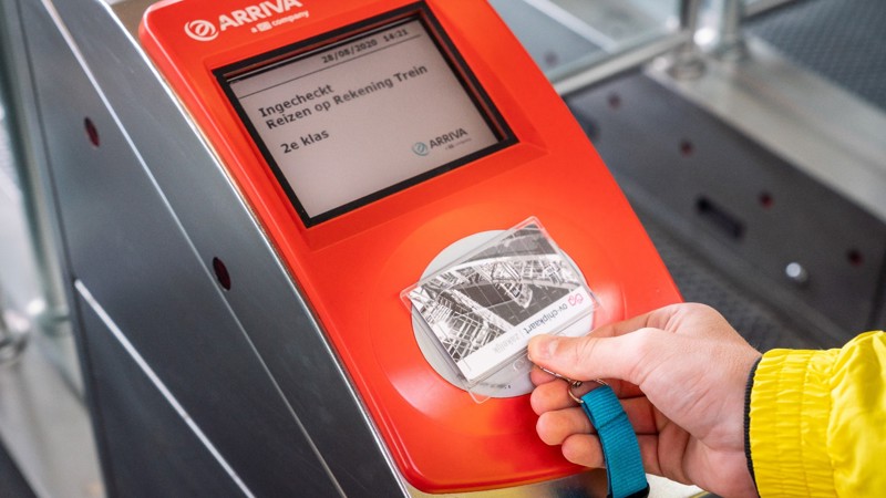 Incheckscherm van Arriva bij een poortje op een treinstation. Incheckscherm van Arriva bij een poortje op een treinstation.