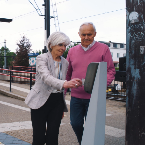 Vrouw Checkt Uit Op Station Valkenburg Met Betaalpas Ovpay Vrouw Checkt Uit Op Station Valkenburg Met Betaalpas Ovpay