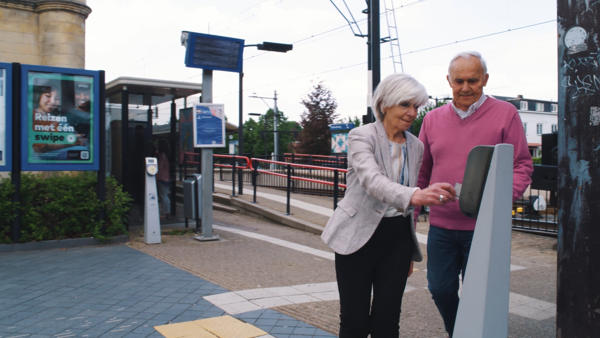 Vrouw Checkt Uit Op Station Valkenburg Met Betaalpas Ovpay Vrouw Checkt Uit Op Station Valkenburg Met Betaalpas Ovpay