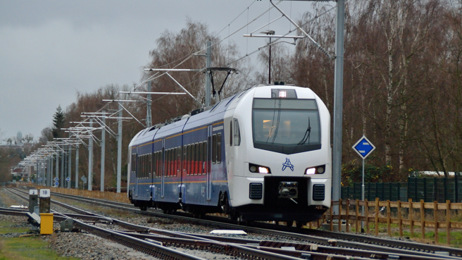Trein van Arriva rijdt over spoor op een bewolkte winterdag. Trein van Arriva rijdt over spoor op een bewolkte winterdag.