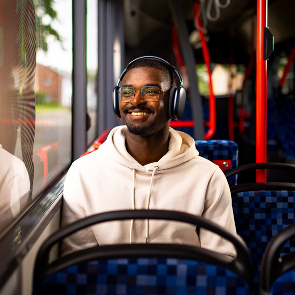 Jongeman Zit In Een Bus Van Arriva Limburg En Kijkend Lachend Naar Buiten Jongeman Zit In Een Bus Van Arriva Limburg En Kijkend Lachend Naar Buiten